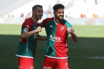 Enes Nalbantoğlu Karşıyaka Formasıyla 10. Golüne Ulaştı