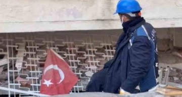 Enkaz çalışmalarına destek veren zabıta personelinden ’Türk bayrağı’ hassasiyeti