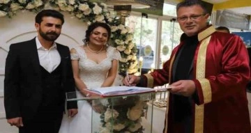 Enkazdan kurtuldu, Alaşehir’de gözyaşlarıyla evlendi