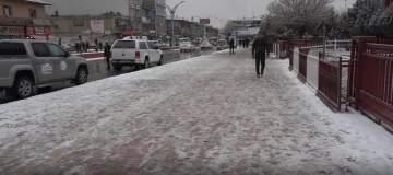 Erciş’te beklenen kar yağışı başladı
