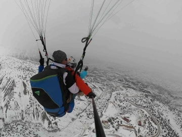 Ergan Dağı’nda adrenalin dolu ’göl manzaralı’ yamaç paraşütü
