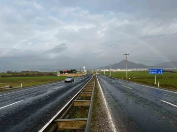 Ergani’de yağmur sonrası ortaya çıkan gökkuşağı görsel şölen oluşturdu
