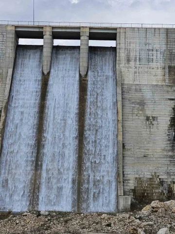Ergani’deki sulama göleti ilk defa taştı
