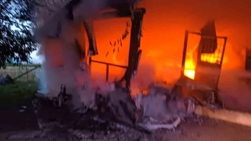 Erzin’de çıkan baraka yangını söndürüldü
