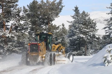 Erzincan’da kar ve tipiden 326 köy yolu ulaşıma kapandı
