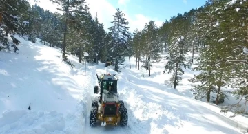 Erzincan’da köy yolları ve geçitlerde karla mücadele çalışmaları sürüyor
