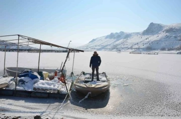 Erzincan’da soğuk havanın etkisiyle barajlar dondu
