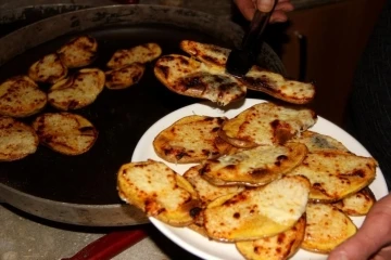 Erzincan’da soğuk kış gecelerinin sıcak lezzeti kaşarlı patates
