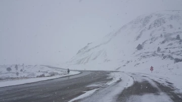 Erzincan’ın yüksek kesimlerinde kar, kent merkezinde bahar
