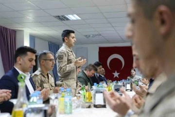 Erzincan Valisi Jandarma Personelleriyle İftar Yaptı