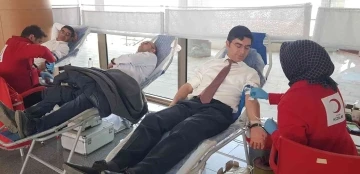 Erzurum’da 2023 yılının ilk kan bağışı sağlık çalışanlarından
