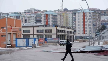 Erzurum’da fırtına çatıları uçurdu

