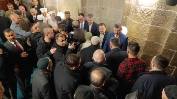 Erzurum’da protokol, namaz sonrası Ulu Camii’nde vatandaşlarla bayramlaştı
