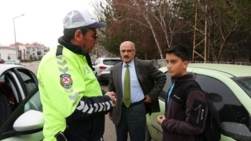 Erzurum'da tehlikeli dakikalar. 12 yaşındaki torununa okul yolunda otomobil kullandırdı