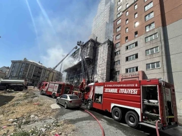 Esenyurt’ta kültür merkezi yangını sırasında 30 katlı binadan vatandaşlar böyle kaçtı
