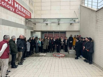 Eşi tarafından katledilen kadın, öldürüldüğü hastanenin önünde arkadaşları tarafından anıldı
