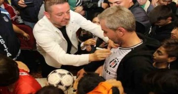 Eski Milli Futbolcu Nihat Kahveci Akşehirlilerle buluştu