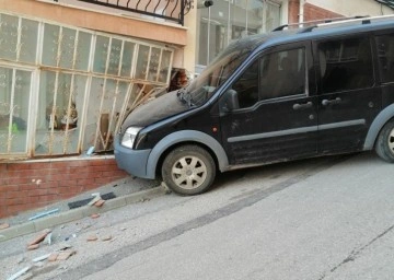 Eskişehir'de Freni Boşalan Araç Ev İçine Girdi