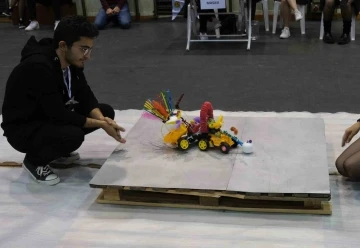 Eskişehir’de ilginç robot yarışması büyük çekişmeye sahne oldu
