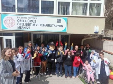 Eskişehir Polisi Down Sendromlu Çocuklarla Eğlenceli Vakit Geçirdi