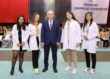 ESOGÜ Tıp Fakültesi’nin yeni öğrencileri beyaz önlüklerini giydi
