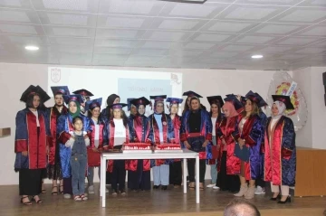 Ev hanımları mezuniyetlerini kep atarak kutladı
