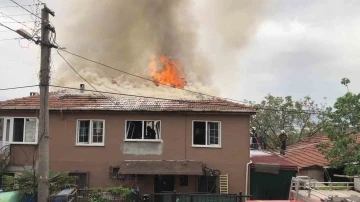 Evin çatısı alev alev yandı, dumandan 2 kişi etkilendi
