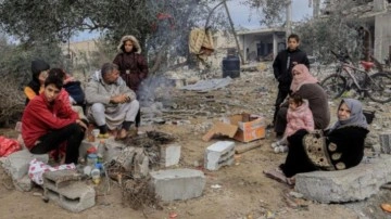 Evinin enkazı üzerinde yaşayan Gazzeliler: Burada yaşamak yerinden edilmekten daha iyi