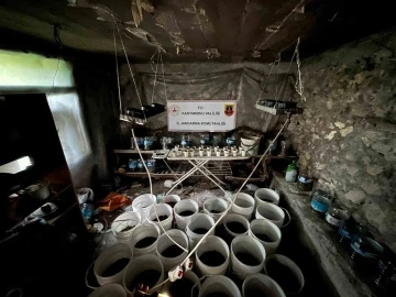 Evlerini uyuşturucu imalathanesine çeviren şahıslara operasyon: 2 gözaltı
