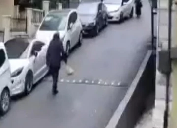 Eyüpsultan’da feci kaza kamerada: Bir anda gaza fazla basan sürücü yaşlı kadını ezdi
