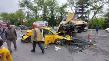 Eyüpsultan'da feci kaza! Minibüs taksinin üstüne devrildi