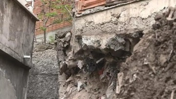 Eyüpsultan'da istinat duvarı çöktü: 5 bina tahliye edildi