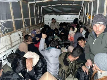 Ezine’de kamyonet kasasında 42 kaçak göçmen yakalandı
