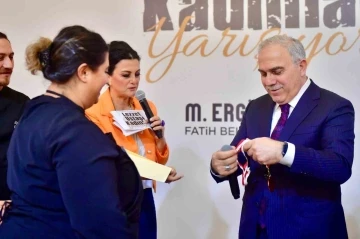 Fatih Belediyesi’nin düzenlediği yarışmada dereceye giren maharetli kadınlar ödüllerini aldı
