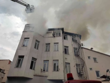 Fatih’te apart olarak kullanılan binada korkutan yangın
