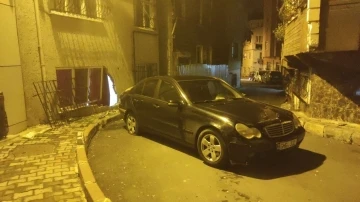 Fatih’te el freni çekilmeyen otomobil yokuş aşağı kayarak bir binanın duvarına çarptı
