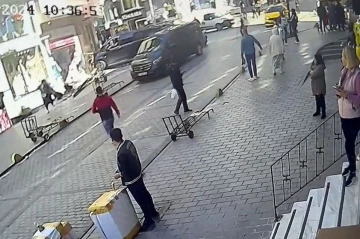 Fatih’te faciadan dönülen kaza kamerada: Kaldırıma çıkan minibüs direği devirip, vitrine çarptı
