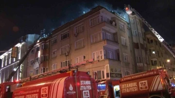 Fatih’te korkutan yangın: Binanın çatısı alev alev yandı
