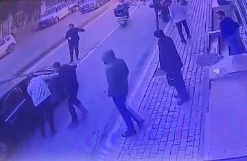 Fatih’te otomobilin motosikletli kurye çarptığı o anlar kamerada
