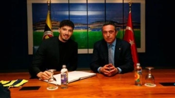 Fenerbahçe'de Altay Bayındır için imza töreni düzenlendi