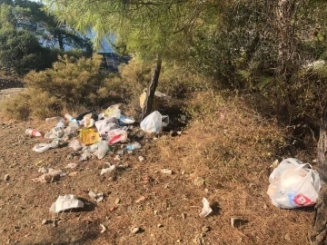 Fethiye Yarımadası’ndaki çöplere vatandaşlar tepki gösterdi
