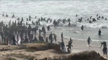 Filistinliler, Denize Düşen Yardımları Almak İçin Akın Etti