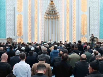 Filistinliler için 90 bin camide dualar edildi
