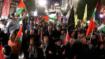 Filistinliler Ramallah'ta Toprak Gününü Kutladı