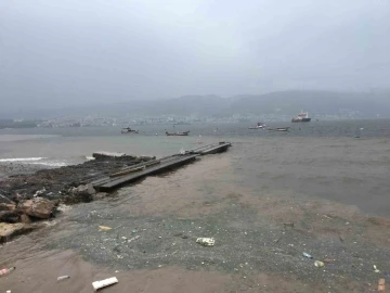Fırtına sonrası denizde kirlilik oluştu
