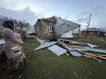 Fırtınada evlerinin çatısı uçan aile deprem zannederek kendilerini dışarı attı
