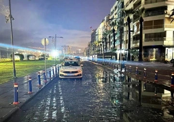 Fırtınanın vurduğu İzmir’de çalışmalar gece de sürüyor
