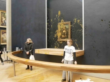 Fransa’da aktivistler Mona Lisa tablosuna çorba fırlattı
