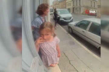 Fransa’da bir mülteci yaşlı kadını saçından sürükledi, torununu kaçırmaya çalıştı