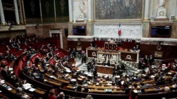Fransa'da erkek milletvekillerine ceket giyme zorunluluğu